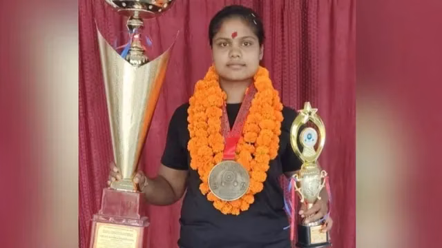 अमरोहा की 15 वर्षीय खुशी ने नेशनल पावरलिफ्टिंग में जीता स्वर्ण पदक
