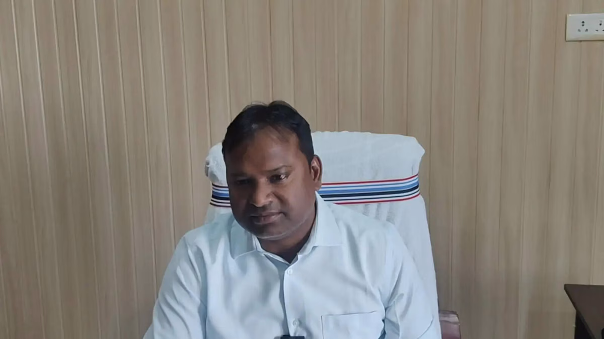 बलरामपुर: प्राथमिक स्वास्थ्य केंद्र में ताला, महतारी एक्सप्रेस के भीतर हुआ प्रसव
