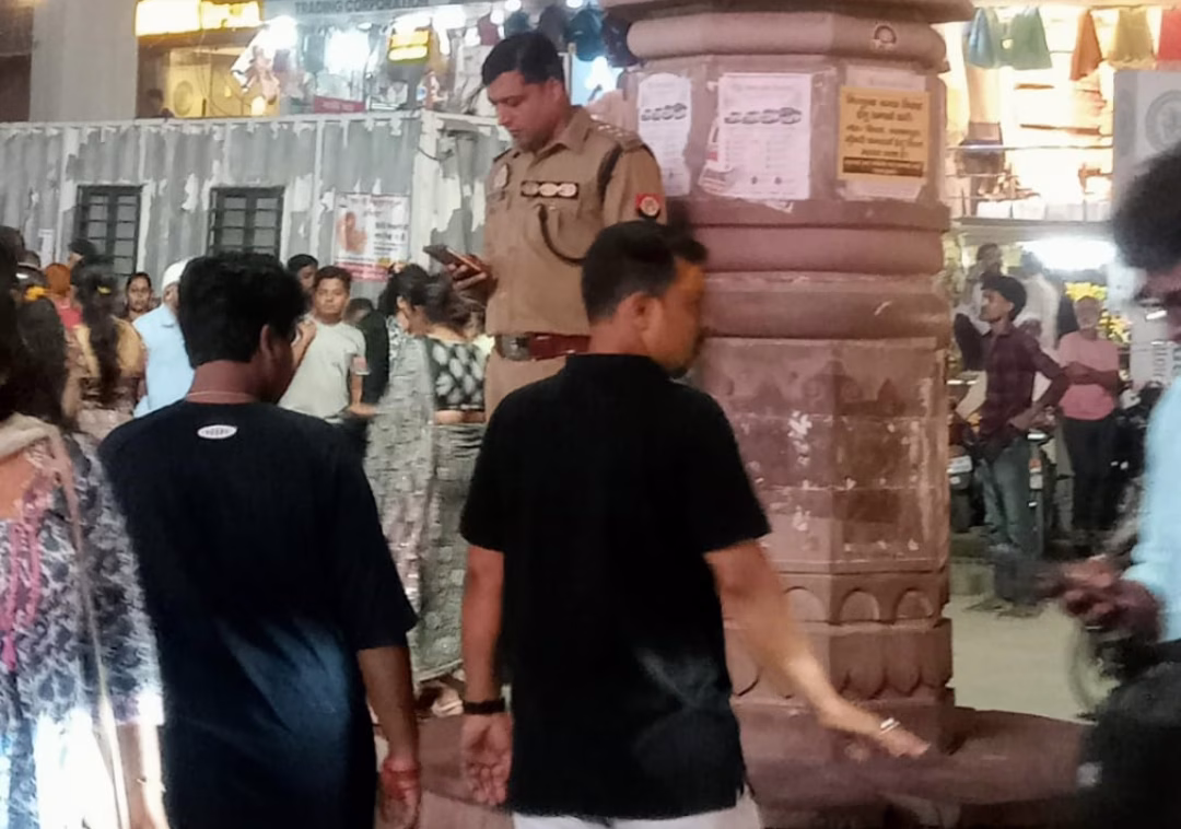 वाराणसी के दशाश्वमेध घाट पर लौटी गंगा आरती, उमड़ी भारी भीड़