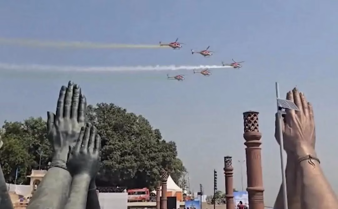 काशी में वायुसेना का 'विंग्स ओवर गंगा' एयर शो शुरू, सारंग और राफेल के करतब