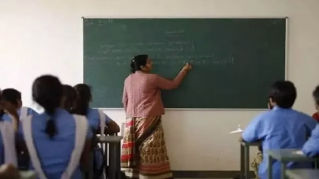 महाराष्ट्र के स्कूलों में शिक्षकों की डिजिटल हाजिरी अनिवार्य, स्विफ्टचैट बॉट का होगा इस्तेमाल