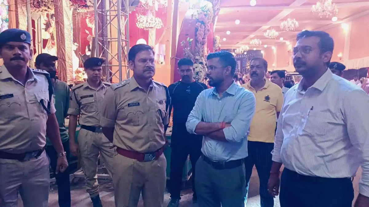 मुजफ्फरपुर में दुर्गा पूजा पर सुरक्षा के कड़े इंतजाम, विधि-व्यवस्था का जायजा लेते दिखे अधिकारी