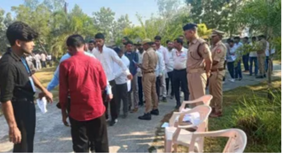 महराजगंज में कड़े सुरक्षा पहरे के बीच पीईटी परीक्षा शुरू, 11 केंद्रों पर 4872 अभ्यर्थी पंजीकृत