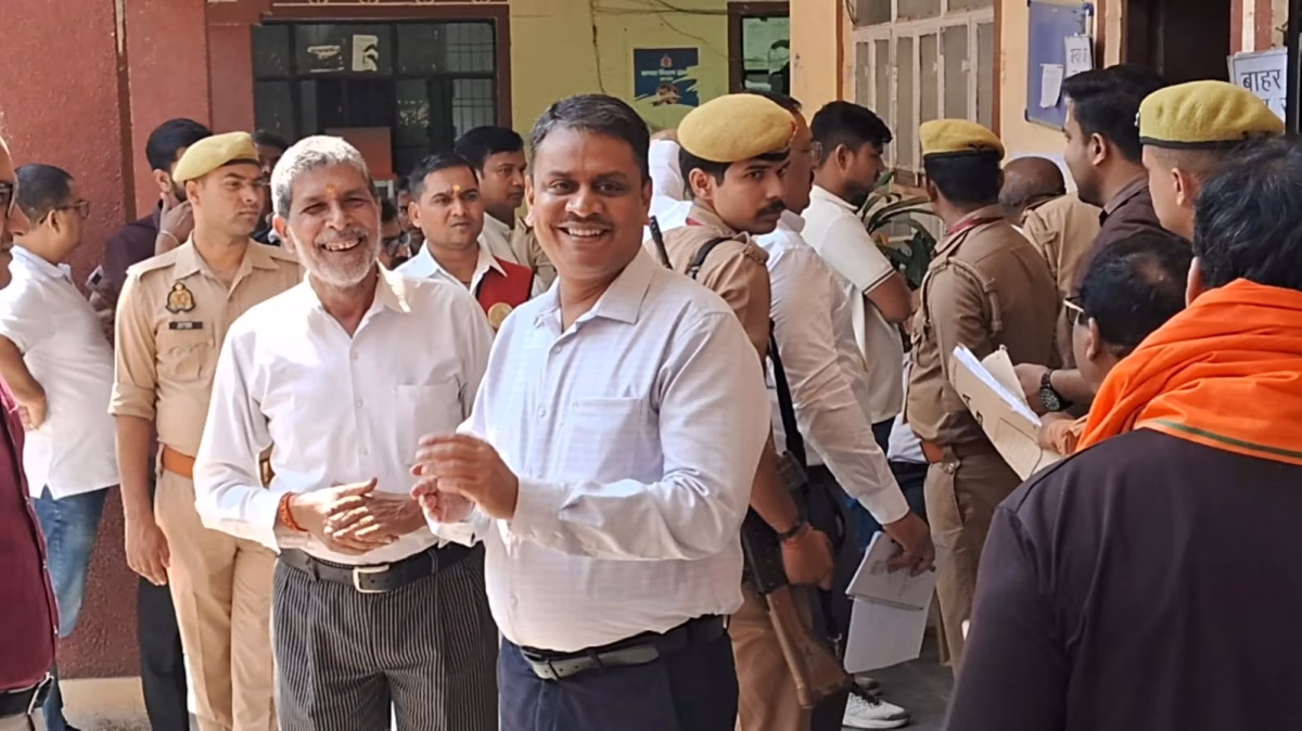 वाराणसी: मंडलायुक्त एस राजलिंगम ने सदर तहसील पहुंचकर विधान परिषद चुनाव में किया मतदान