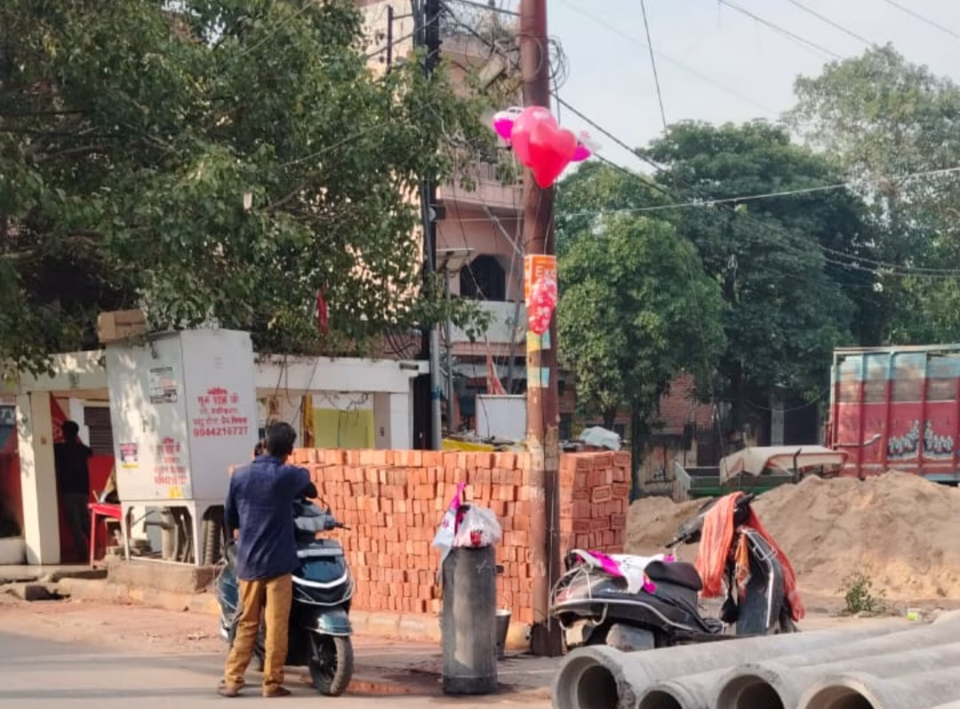 वाराणसी में खुलेआम गैस सिलेंडर रखकर गुब्बारे बेचने का जोखिम, सुरक्षा पर सवाल