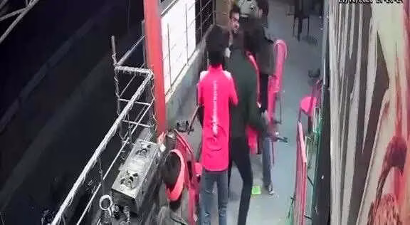 वाराणसी में उधारी के 30 हजार रुपये मांगने पर किराना दुकानदार की पिटाई, मुकदमा दर्ज